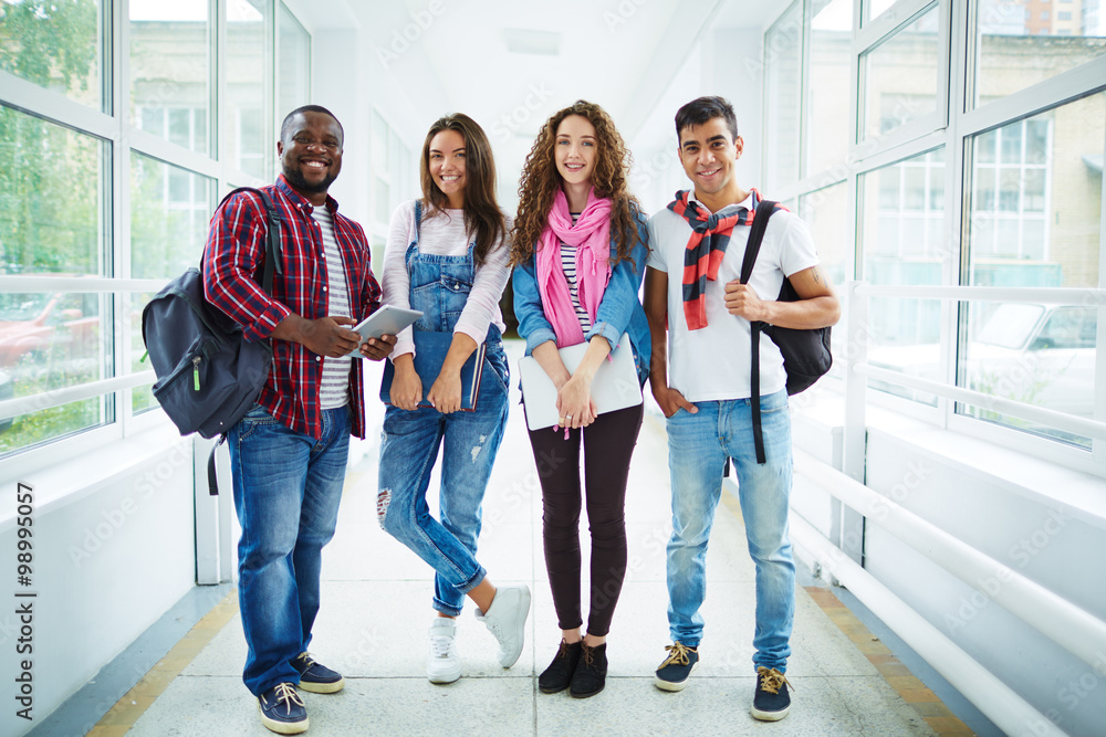 Obraz premium College friends in corridor