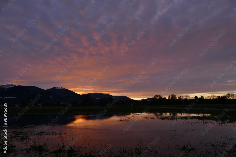 Obraz premium Sonnenuntergang nahe den Alpen