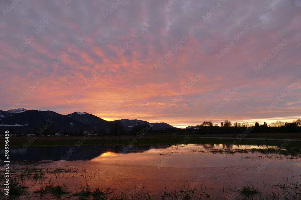 Fototapeta premium Sonnenuntergang nahe den Alpen
