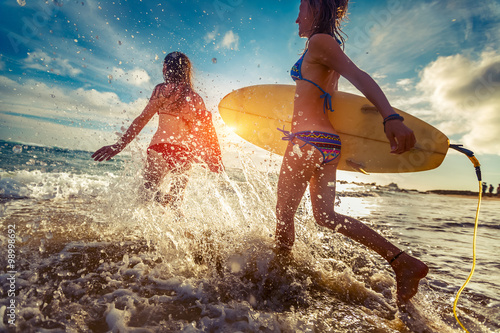 Canvas Print Surfer ladies at the sea