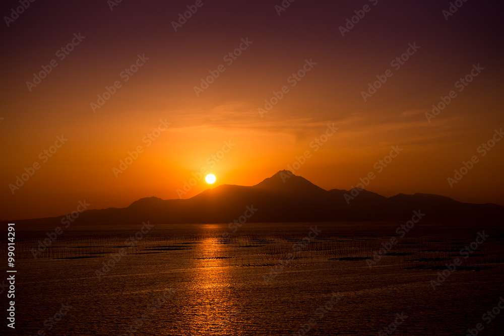 雲仙普賢岳と有明海に浮かぶ海苔棚（引きの画像・太陽あり）