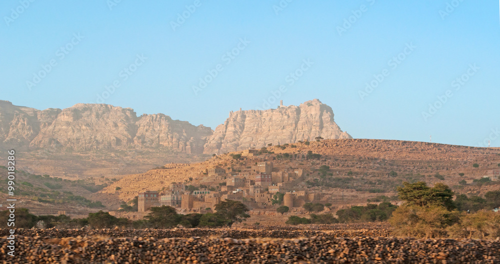 Yemen, sulla strada per le città fortificate, antiche mura, torri, rocce rosse, montagne
