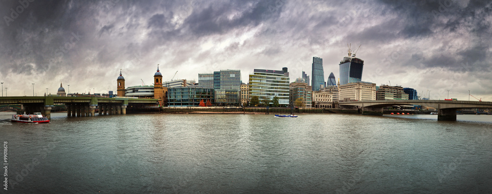 Naklejka premium Stormy skies over London