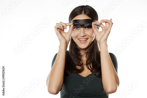 Canvas Print happy woman takes off the blindfold
