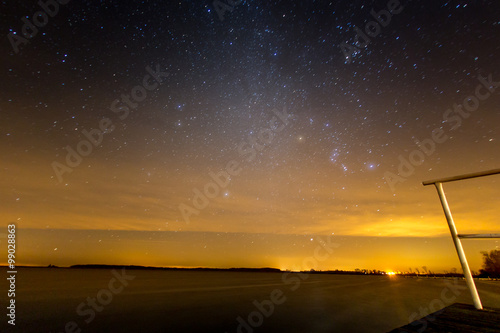 Sternenhimmel mit Milchstraße über dem See Müritz