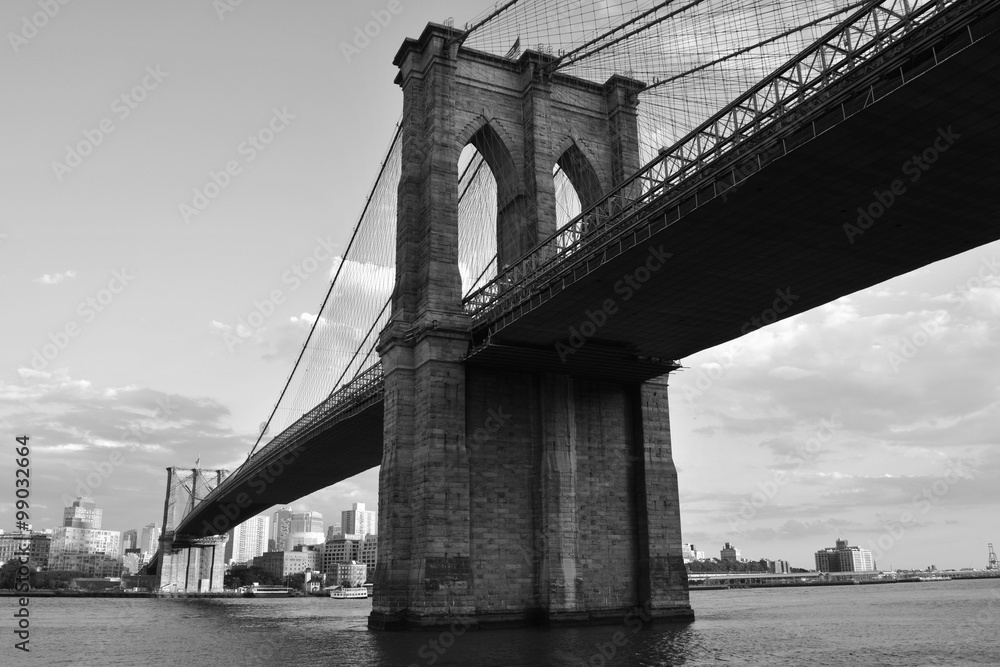 Naklejka premium Most Brookliński widziany z Manhattanu