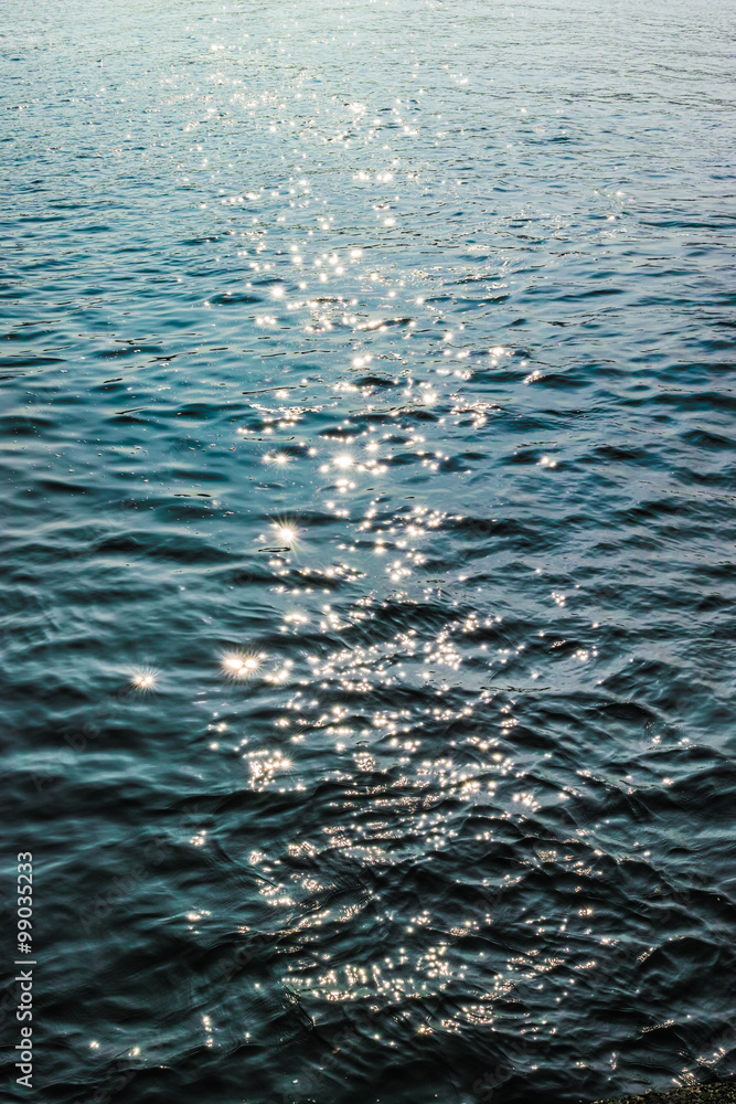 水面に反射する光の道stock Photo Adobe Stock 水面に反射する光の道stock Photo Adobe Stock