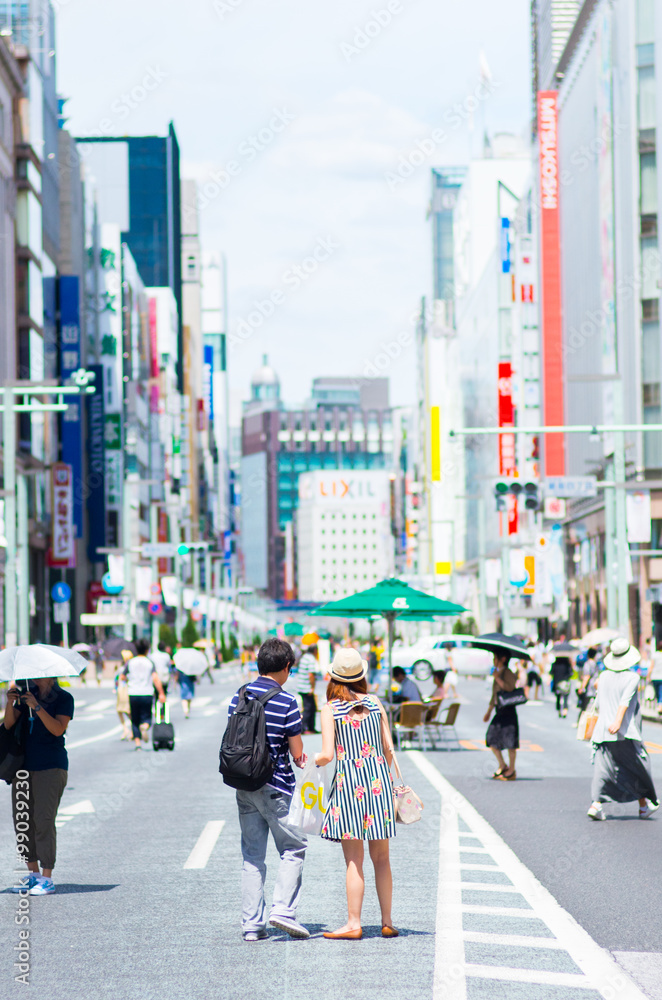 Obraz premium podróżnik tokio, ginza, tokio, japonia
