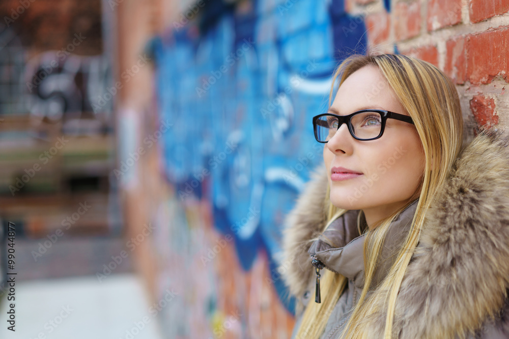 junge kreative frau lehnt an einer backstein-wand junge kreative frau lehnt an einer backstein-wand