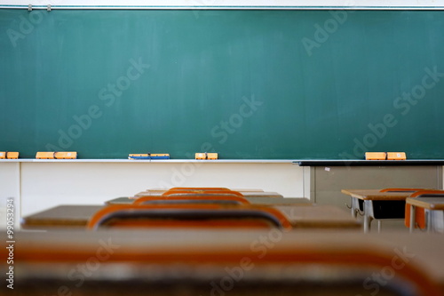 School classroom in Japan / 学校の明るい教室と黒板（中学校・高校）