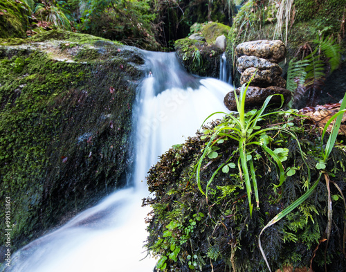 Wasserfall und Steine
