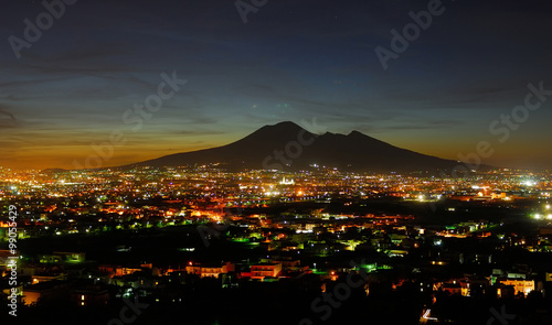 Vista notturna del Vesuvio