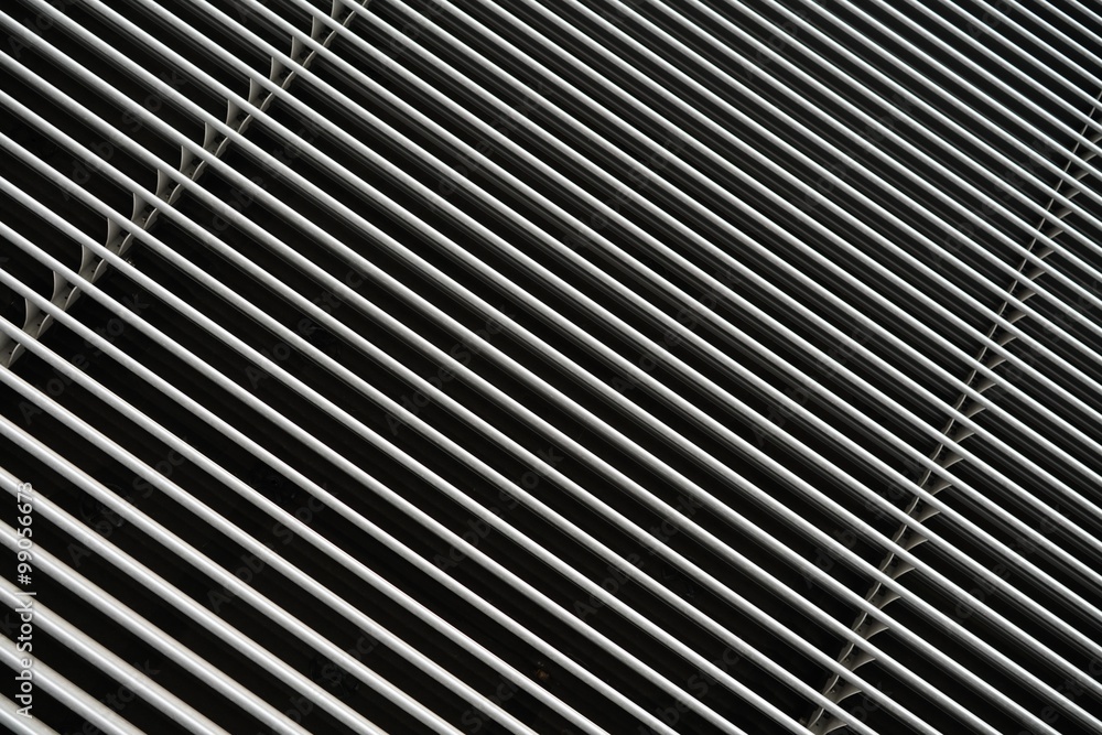 Jalousie aus Aluminium an Fenster eines Bürogebäudes Jalousie aus Aluminium an Fenster eines Bürogebäudes