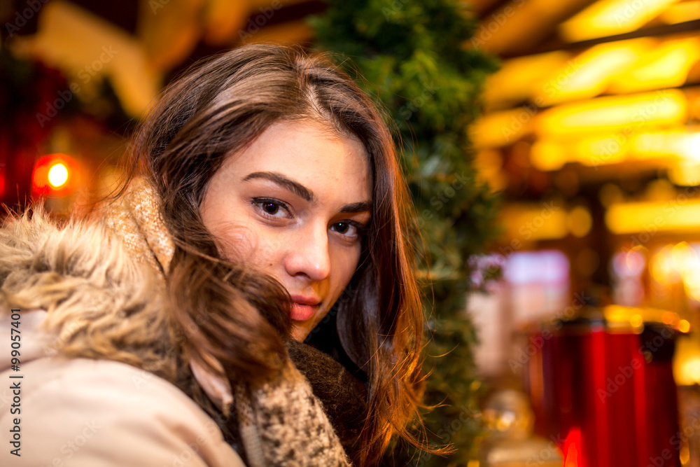 Schöne junge Frau trinkt Glühwein in einer Hüte auf dem Weihnachtsmarkt oder im Aires-Ski-Gebiet Schöne junge Frau trinkt Glühwein in einer Hüte auf dem Weihnachtsmarkt oder im Aires-Ski-Gebiet