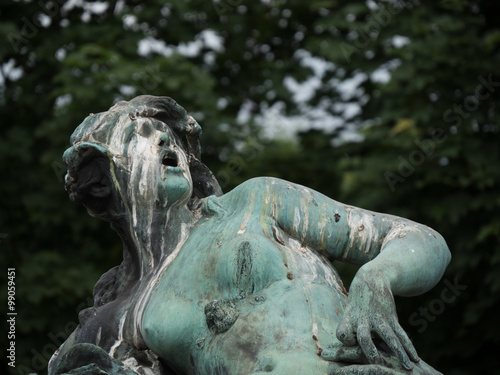Tableau sur toile Sculpture full of bird poo