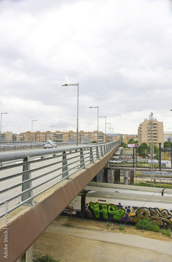 Puente sobre las vías del tren en Barcelona