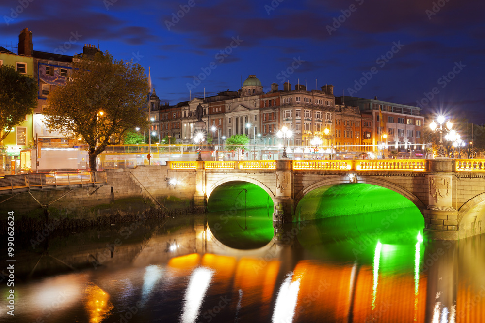 Naklejka premium Dublin nocą przy rzece Liffey