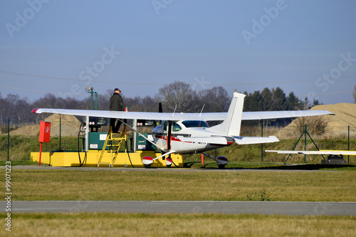 Mann beim Betanken seines Flugzeuges
