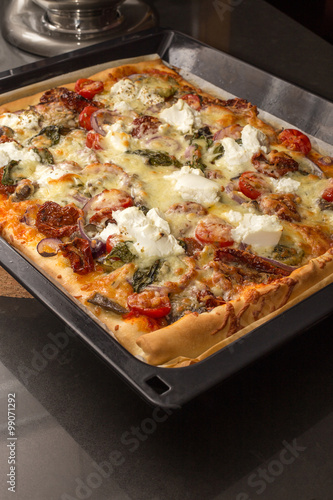 Vegetarische Pizza auf Blech
