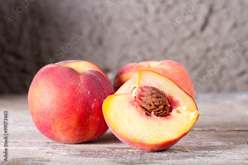 The ripe whole and sliced peaches