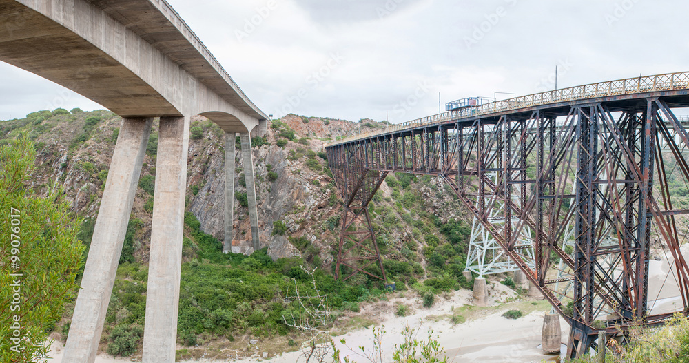 Fototapeta premium New and old road bridges over the Gouritz River
