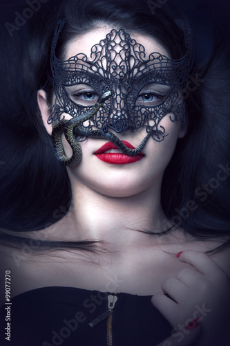 schöne frau mit blauen augen maske und schlange maskenball © foxartwork