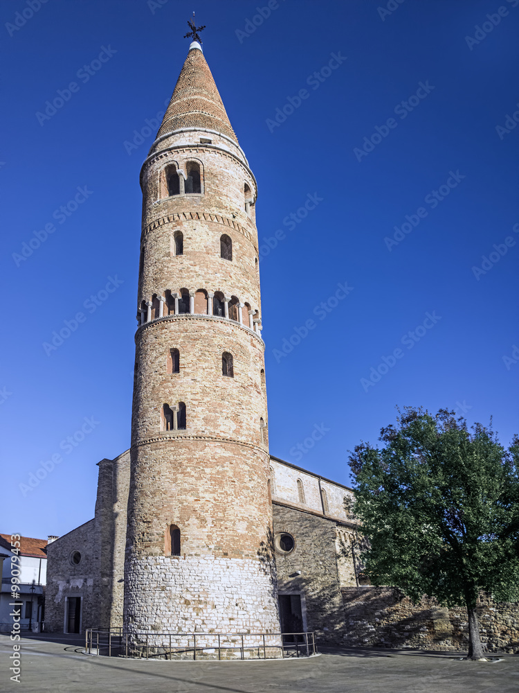 Il campanile del Duomo di Caorle e la sua pietra millenaria