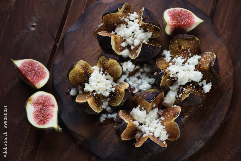 Φωτογραφία Close-up of baked fig fruits with cottage cheese and honey