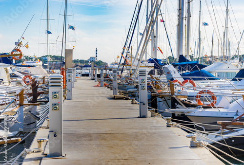 Yachten Boote Segelboote im Hafen