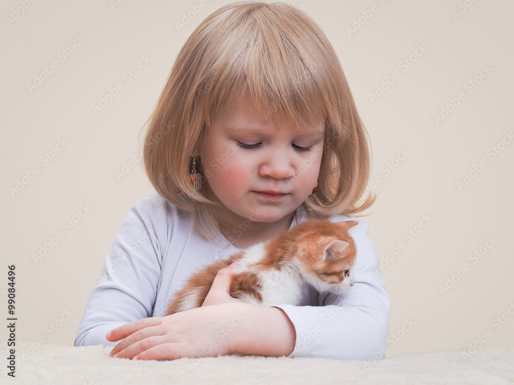 Дети - ребенок и котенок. Маленькая девочка обнимает маленького котенка. Ребенок и животное, отношения, ласка, любовь 