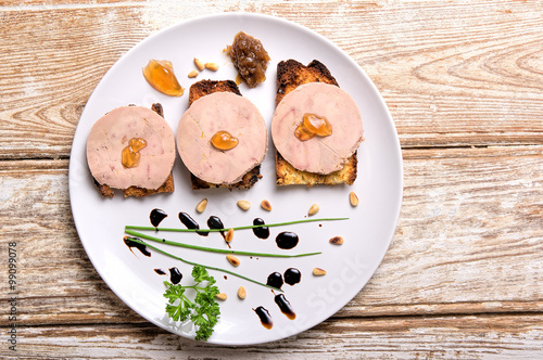 Assiette de foie gras photo