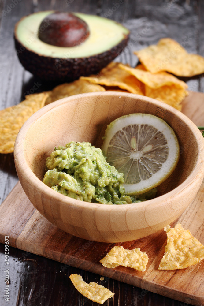guacamole with corn chips guacamole with corn chips
