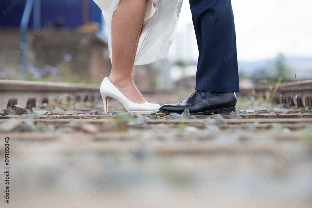 Hochzeitspaar auf Gleisen Brautschuhe Bräutigam Paarshooting Hochzeitspaar auf Gleisen Brautschuhe Bräutigam Paarshooting
