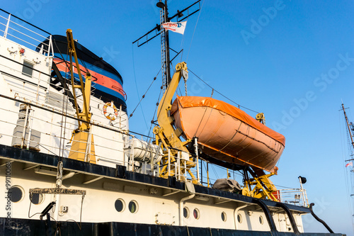 Rettungsboot auf einem Schiff photo