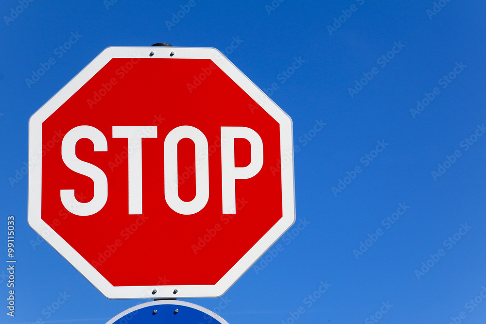Obraz premium Stoppschild mit blauem Himmel