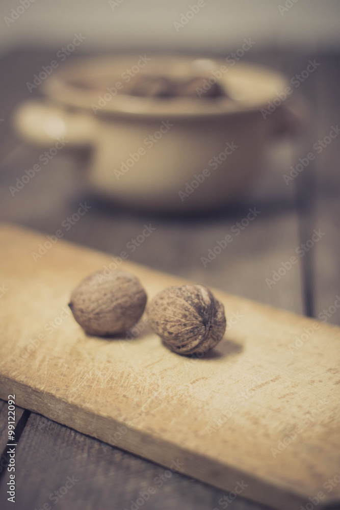 Obraz premium Walnuts on an old wooden table