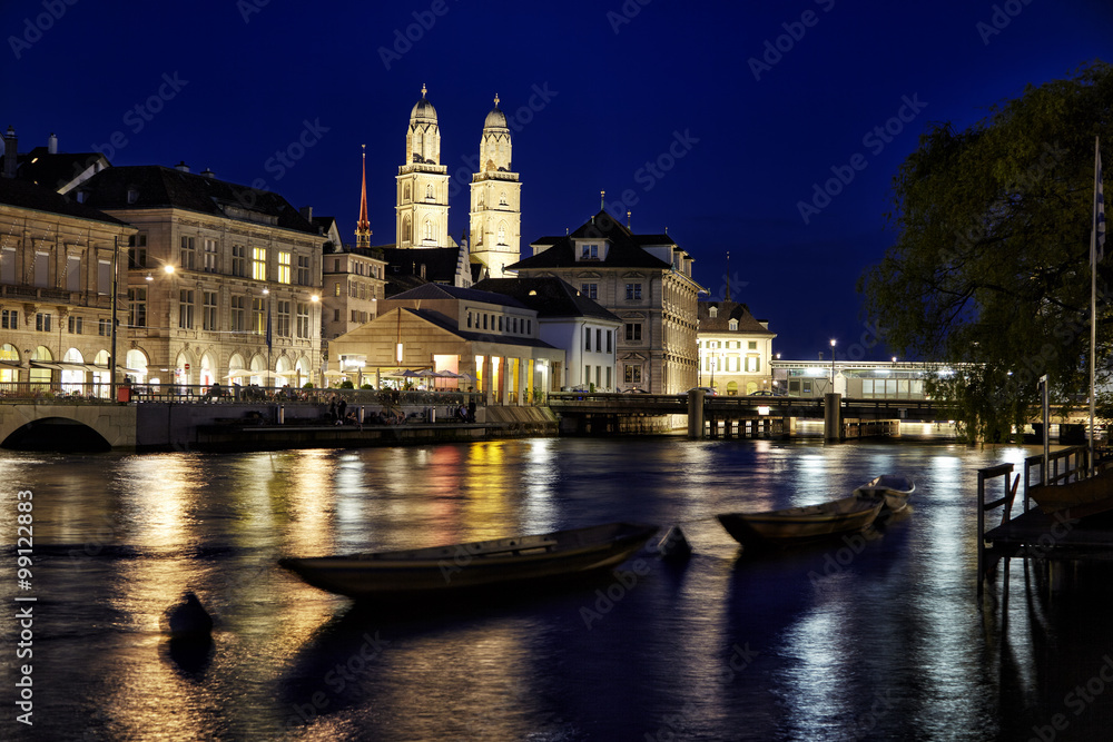 Zürich bei Nacht, Nachtaufnahme vom Limmatquai mit Grossmünster, Rathausbrücke, Fluss Limmat