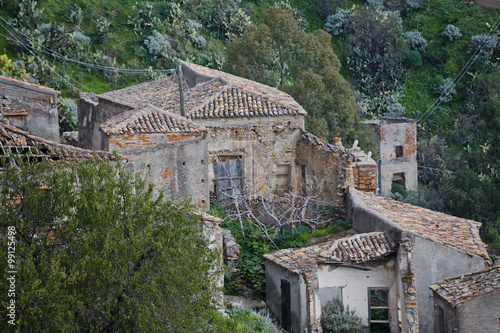 Wallpaper Mural Antike Hausruine im Bergdorf Pentidattilo in Süditalien in der Region Calabrien Torontodigital.ca