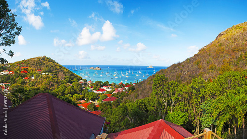 Il porto di Gustavia visto dal paese di Corossol  barche a vela  tetti rossi  St Barth  St. Barths  Saint Barthelemy  Indie francesi occidentali  Antille francesi  mar dei Caraibi