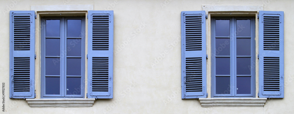 fenêtres sur immeuble avec volets à persiennes