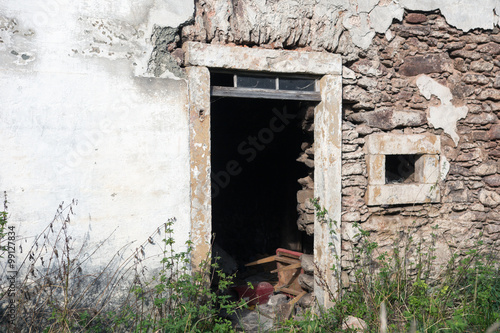 Entrance to an abandoned house © NERYX