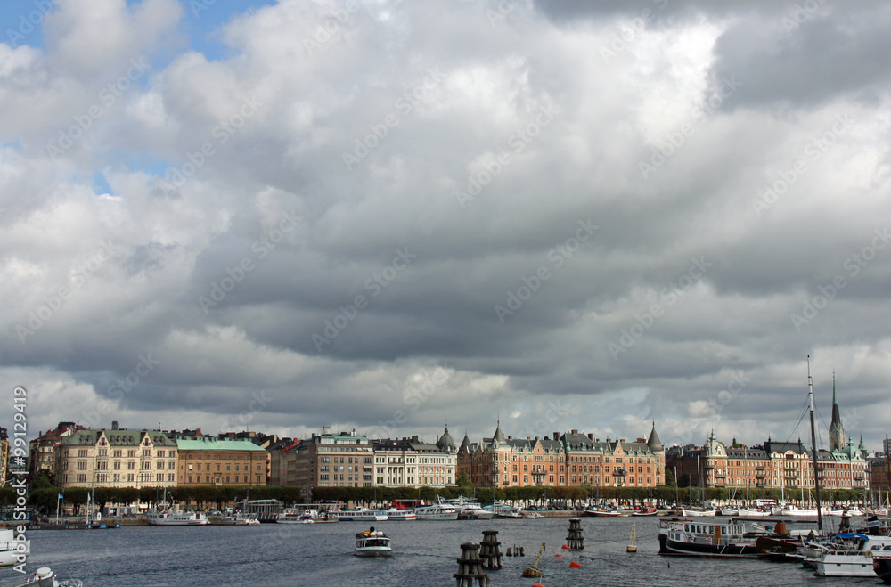 Fototapeta premium Stockholm, lumières nordiques dans le port de la capitale suédoise