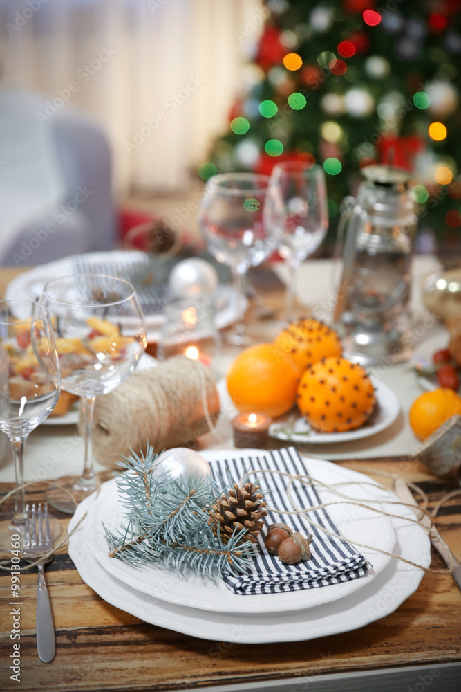 Naklejka premium Table setting for Christmas dinner at home