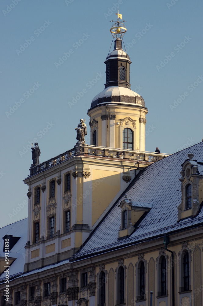 wrocław - ośnieżony gmach uniwersytetu wrocławskiego z wieżą matematyczną zimą