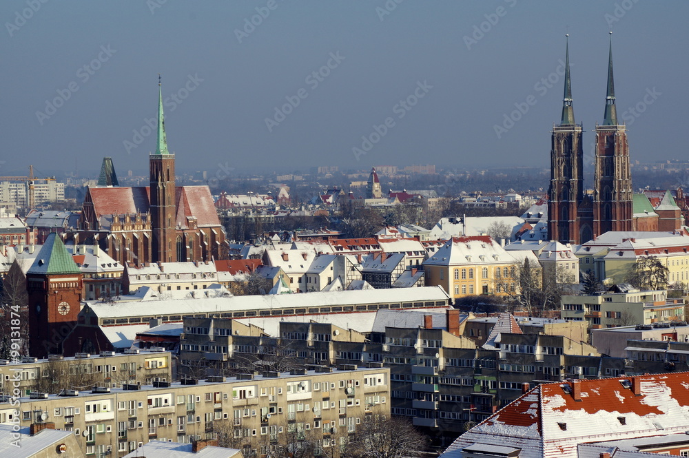 wrocław - panorama zaśnieżonego zimą miasta