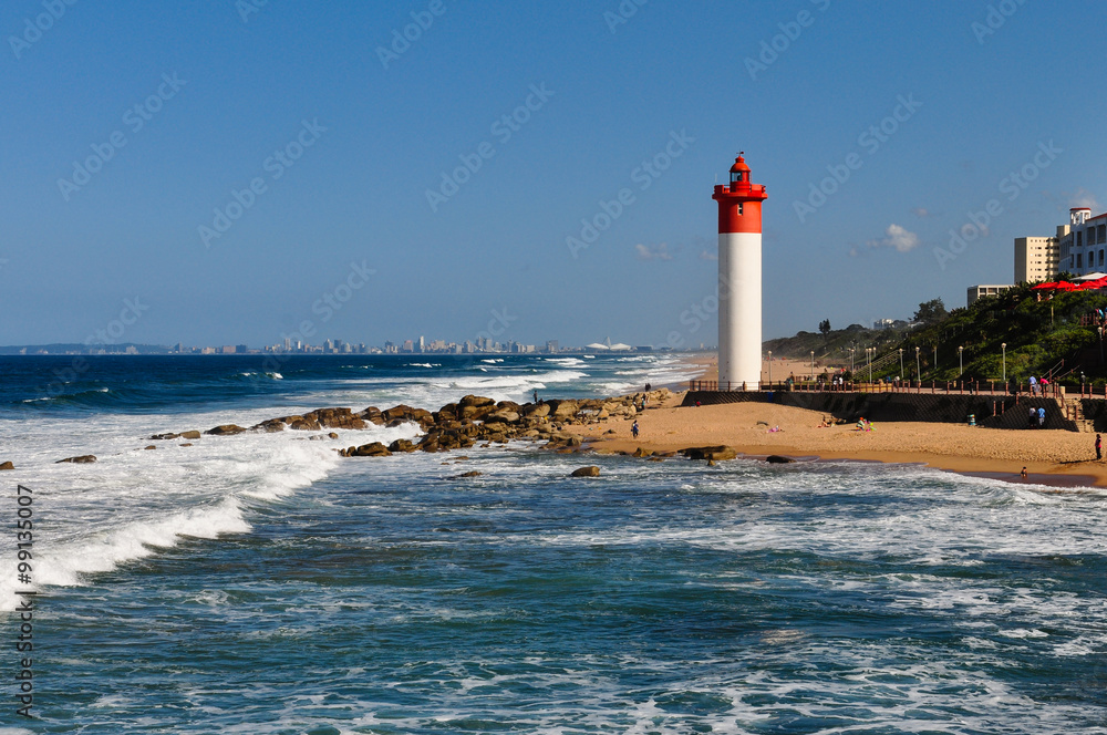Fototapeta premium Umhlanga Leuchtturm mit Durban als Hintergrund; Südafrika
