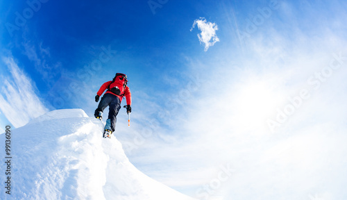 Mountaineer arrive at the summit of a snowy peak. Concepts: dete