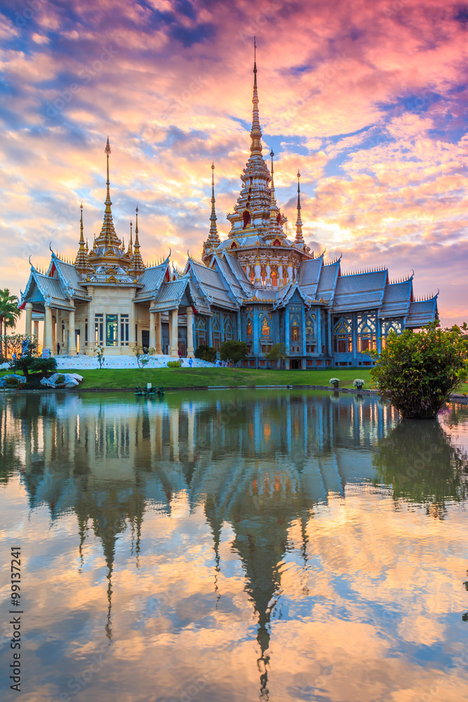 Fototapeta premium Wat Non Kum or Wat Somdej Toh Brahmaramsi, Thailand