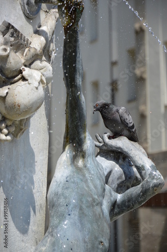 Brunnenbuberl in der Münchner Altstadt mit Taube und Wasserspiel