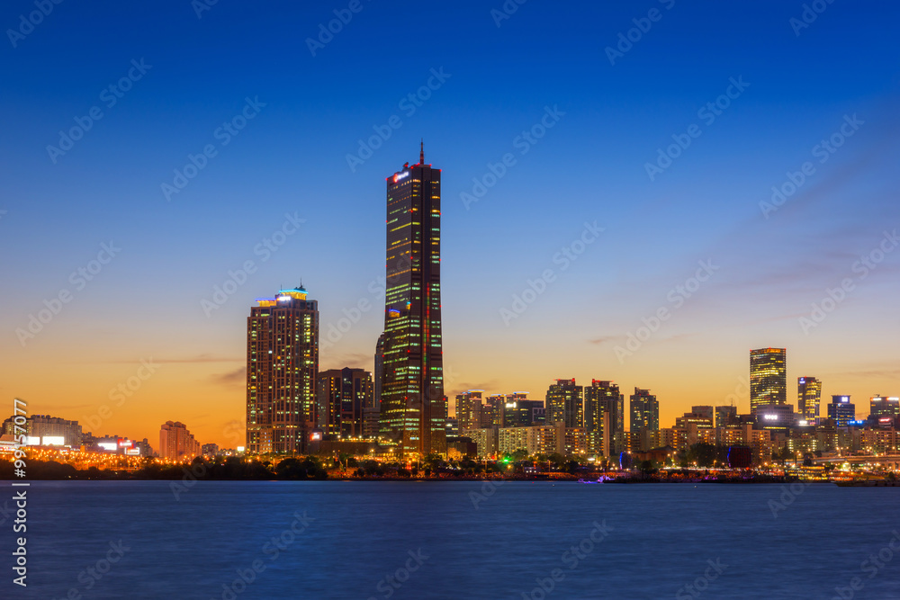 Obraz premium Seoul City at Night and Han River, South Korea.